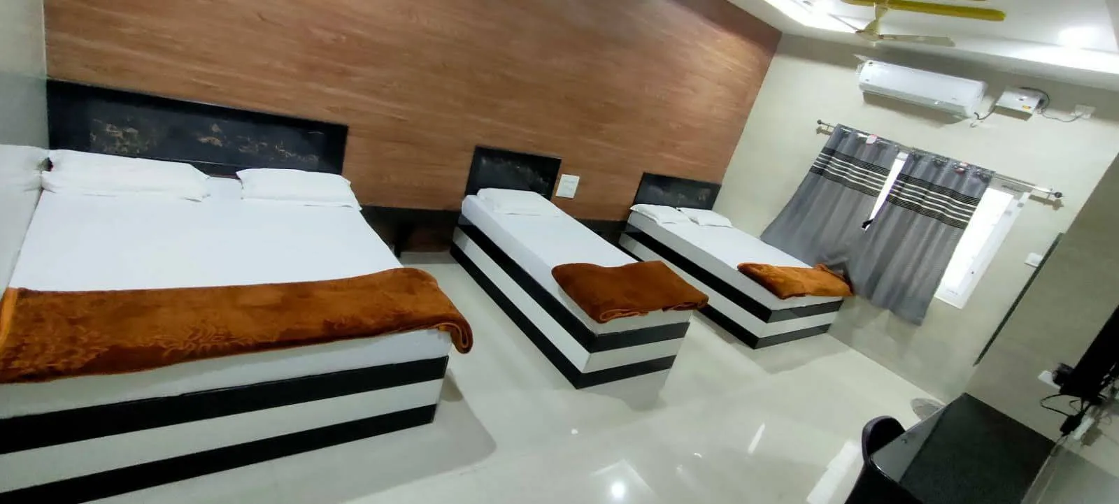 Kamala Sadana Deluxe Lodge gallery image