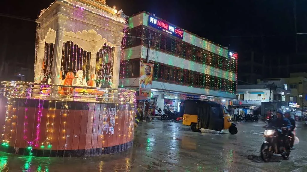 M N LODGE - Mantralayam hotel image